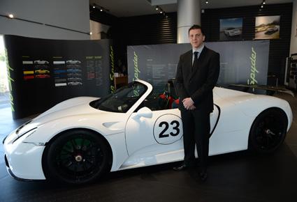 عرض نادر لنموذج سيارة "918 سبايدر" في أبوظبي 